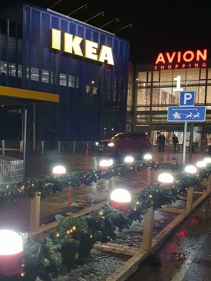 Papá Noel tiene un lugar reservado en el estacionamiento de este IKEA de Suecia