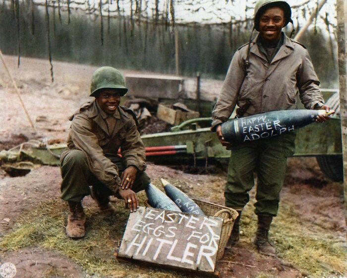 Dos soldados estadounidenses muestran con orgullo sus "huevos de Pascua" personalizados (proyectiles de artillería de 155 mm) hechos especialmente para Adolf Hitler, 1945