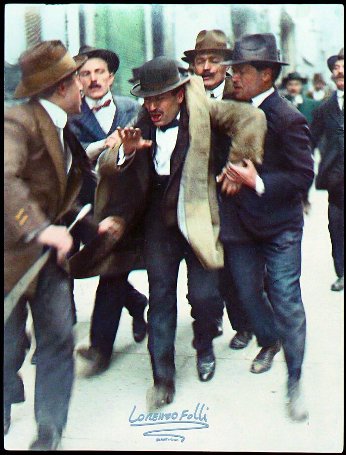 Benito Mussolini siendo arrestado, 1915