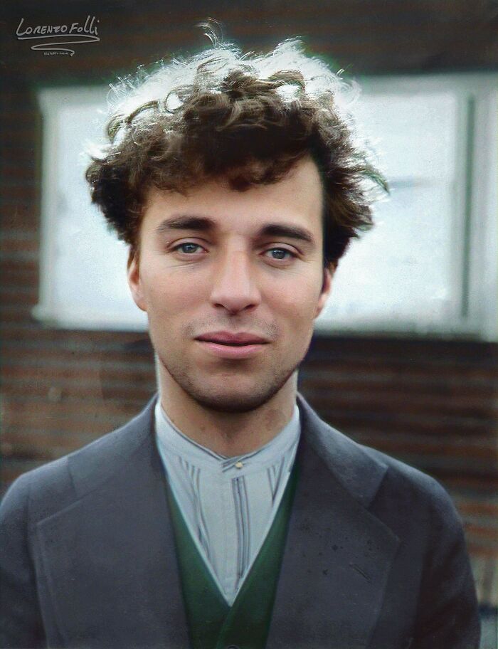 Foto de Charlie Chaplin de joven sin maquillaje alrededor de 1916.