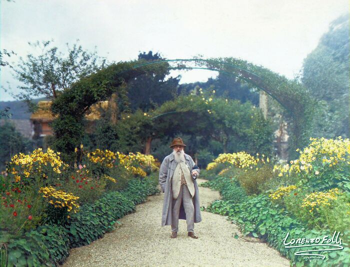 El pintor Claude Monet es fotografiado en su jardín de Giverny, 1899