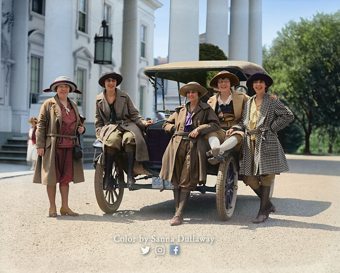Grupo de mujeres con su automóvil fuera de la Casa Blanca, en el año 1922