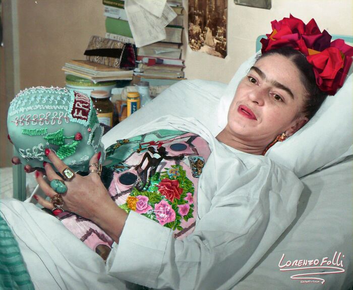 Frida Kahlo sostiene una calavera de azúcar, 1951