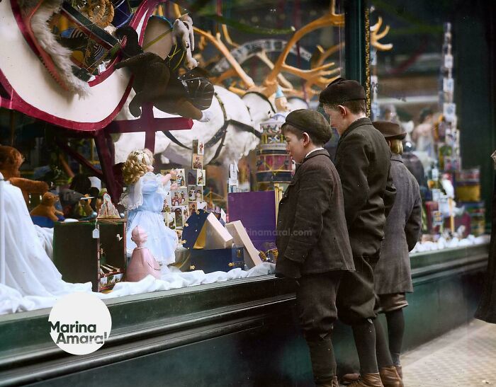 Children Looking At Xmas Toys In A Shop Window. New York, Circa 1910.