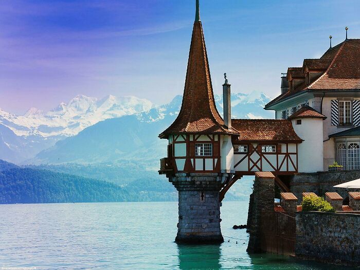 Castillo Oberhofen en la orilla del lago de Thun, Suiza. Del siglo XIII