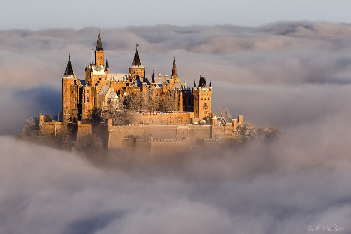 Castillo Hohenzollern al amanecer en un mar de nubes
