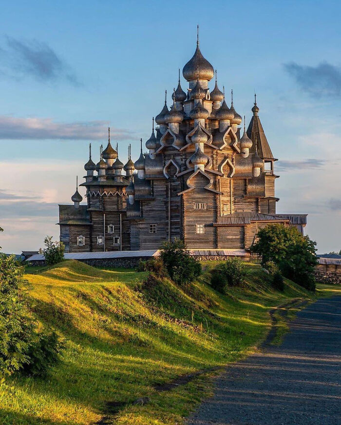 Iglesia de madera en la isla Kizhi en Rusia, construida sin clavos