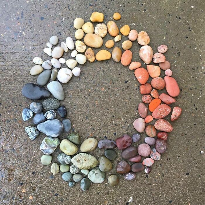 Mi amiga creó un arco iris de piedras que encontró en la playa