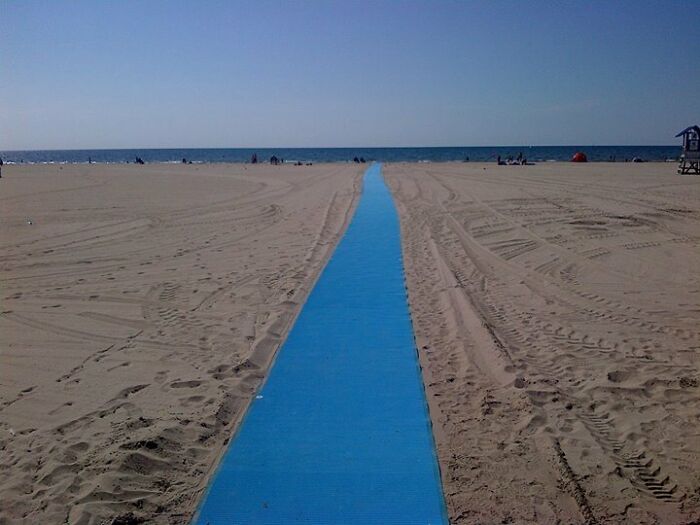 La ciudad vecina a la mía acaba de instalar una alfombra de accesibilidad en la playa para sillas de ruedas y carriolas