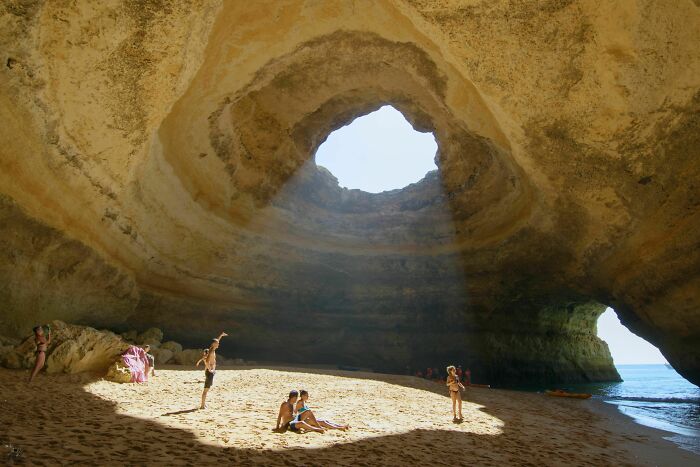 Una playa dentro de una cueva