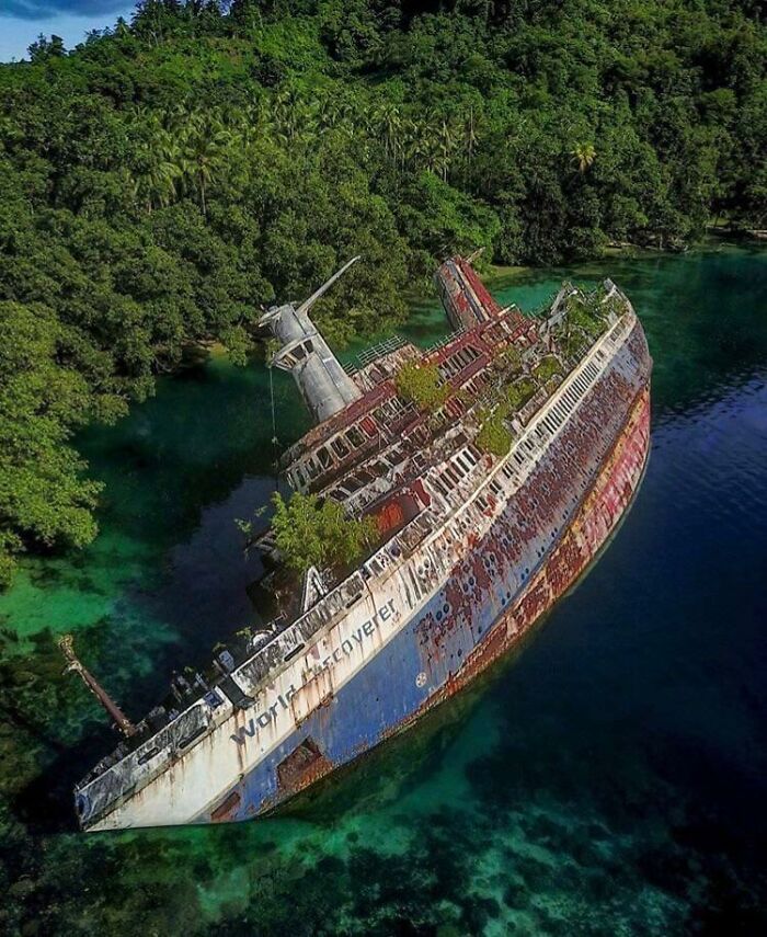 Abandoned Ship.ms World Discoverer Was A German Expedition Cruise Ship. It Hit An Uncharted Reef In The Sandfly Passage, Solomon Islands 29. April 2000