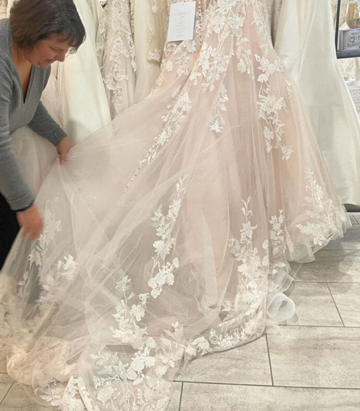 Woman gave away her $3,000 wedding dress to a bride-to-be who couldn't afford it