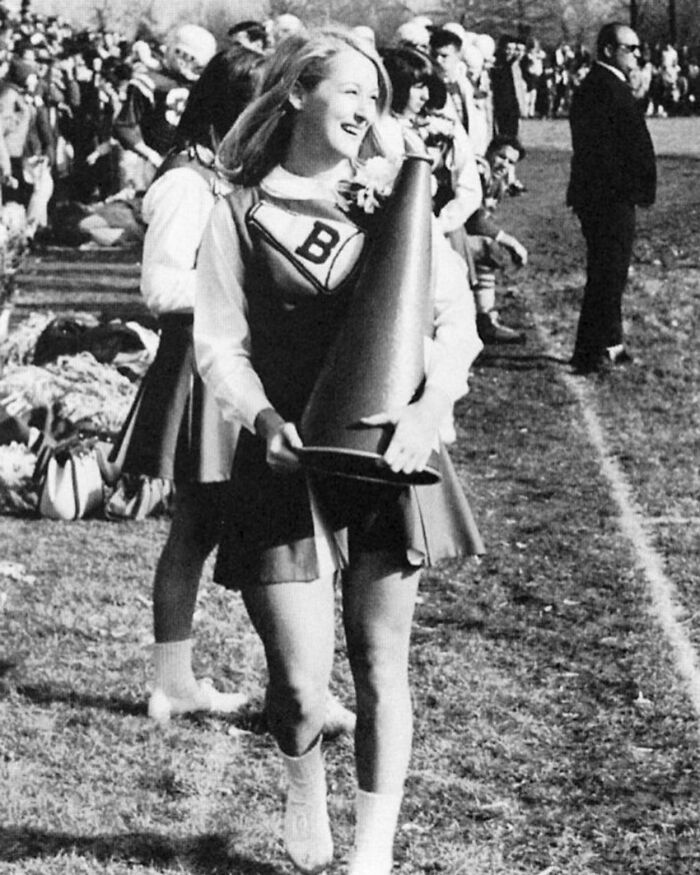 Meryl Streep en el instituto Bernards, 1966. Fue miembro del equipo de animadoras del equipo universitario y fue nombrada reina del baile durante su último año