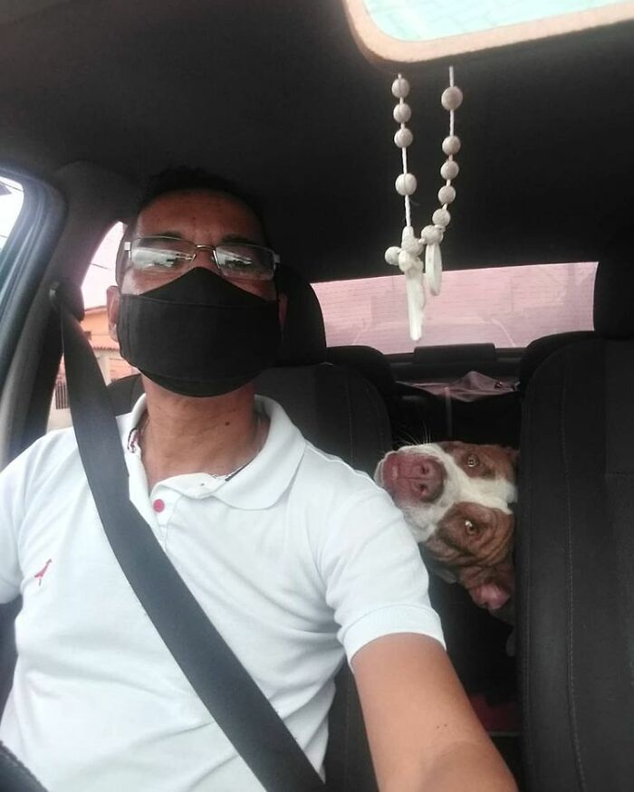 40 Selfies This Guy Has Taken With The Passengers Of His “Pet Taxi” Business