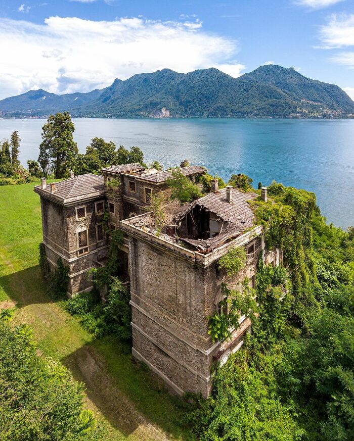 Abandoned Prestigious Villa Nicknamed 'The Queen', Italy