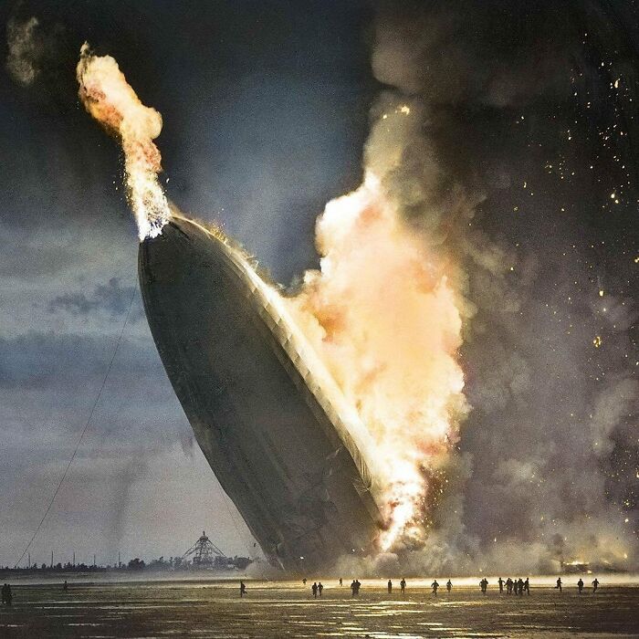Fotografía del desastre del Hindenburg el 6 de mayo de 1937. Cuando el dirigible alemán de pasajeros Lz 129 Hindenburg se incendió y fue destruido durante su intento de atracar con su mástil de amarre en la Estación Aérea Naval de Lakehurst
