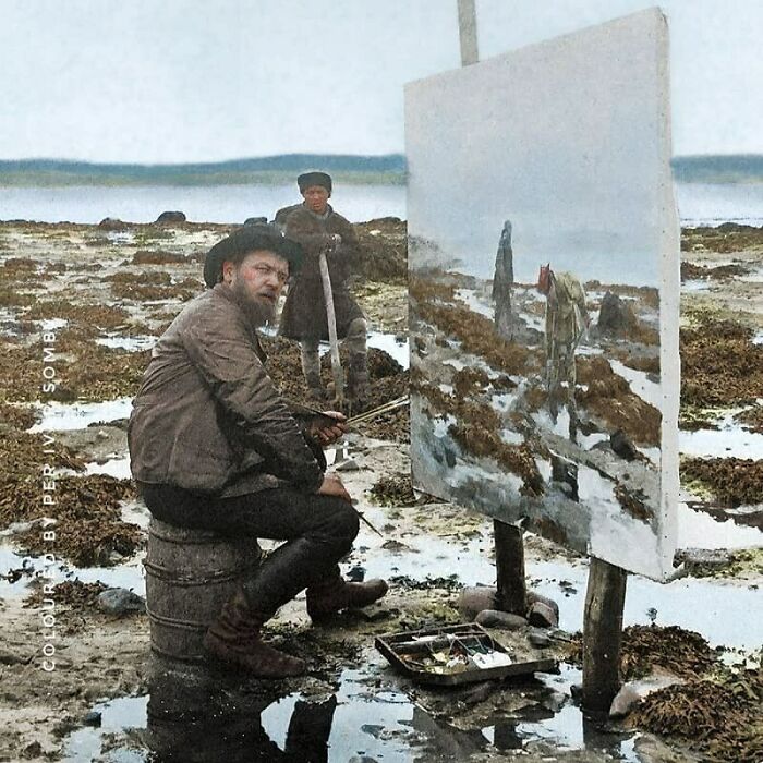 El pintor noruego Wilhelm Otto Peters trabajando en su cuadro "Cavando en busca de gusanos" en Nesseby, Finnmark, en 1884