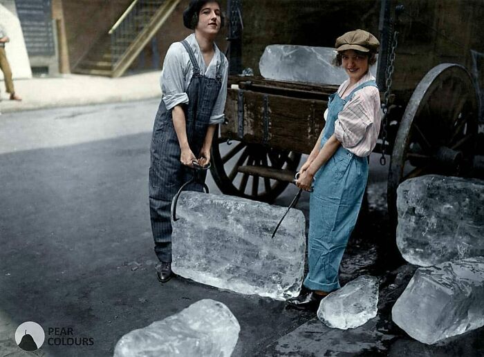 Mujeres repartiendo hielo desde un camión en una ruta el 16 de septiembre de 1918. Este trabajo lo hacían antes sólo los hombres, pero debido a la guerra se reclutaron mujeres. Poco después del final de la Primera Guerra Mundial, el comercio de hielo natural comenzó a ser superado por la producción de hielo a través de sistemas de refrigeración y plantas de hielo