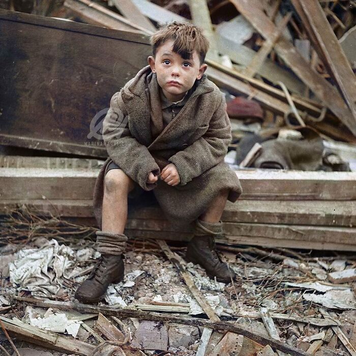 Un niño sentado entre los restos de un edificio poco después de un bombardeo en Londres, Inglaterra, durante la Segunda Guerra Mundial. La fotografía fue tomada en enero de 1945. 