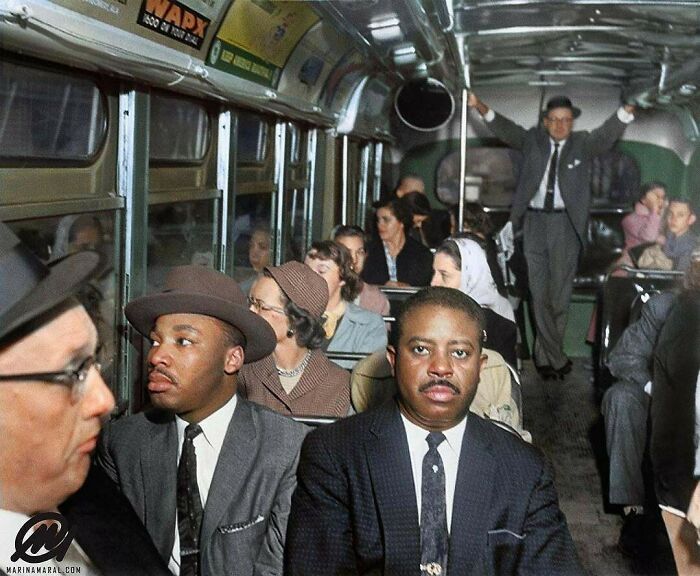 Martin Luther King Jr. y Ralph Abernathy viajando en el primer autobús no segregado en Montgomery, Alabama, en diciembre de 1956