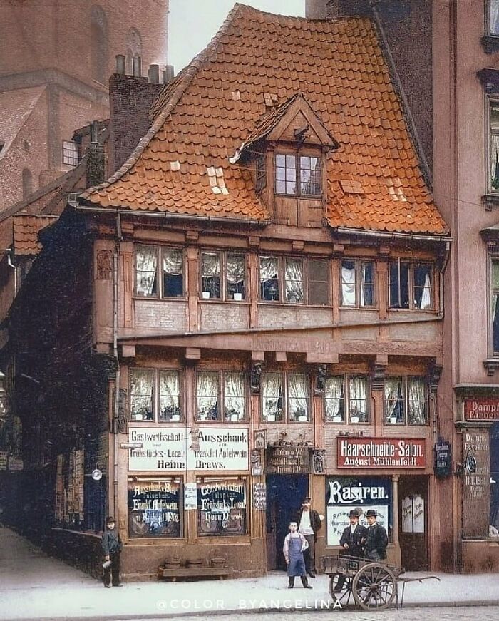 Fotografía de la casa más antigua de Hamburgo, Alemania, tomada en 1898. Fue construida en 1524 y, a pesar de las protestas de los habitantes, fue demolida el 8 de diciembre de 1910