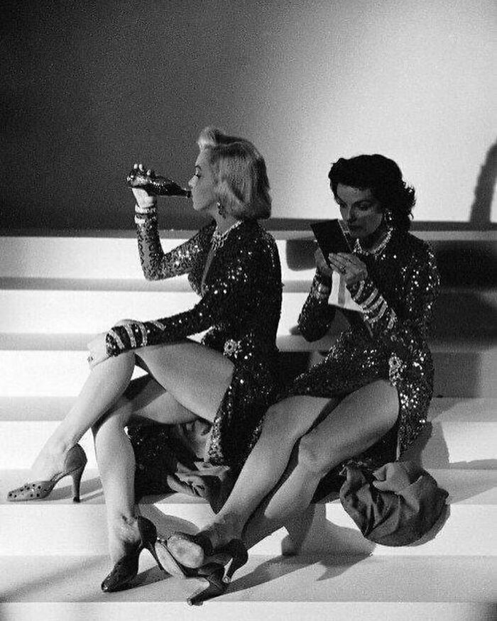 Marilyn Monroe y Jane Russell durante un descanso en el rodaje de Los Caballeros Las Prefieren Rubias, 1953