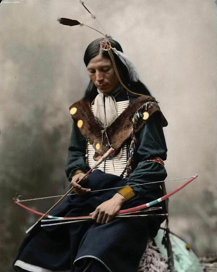 Collar de hueso del jefe de los nativos americanos Oglala Lakota fotografiado en 1899