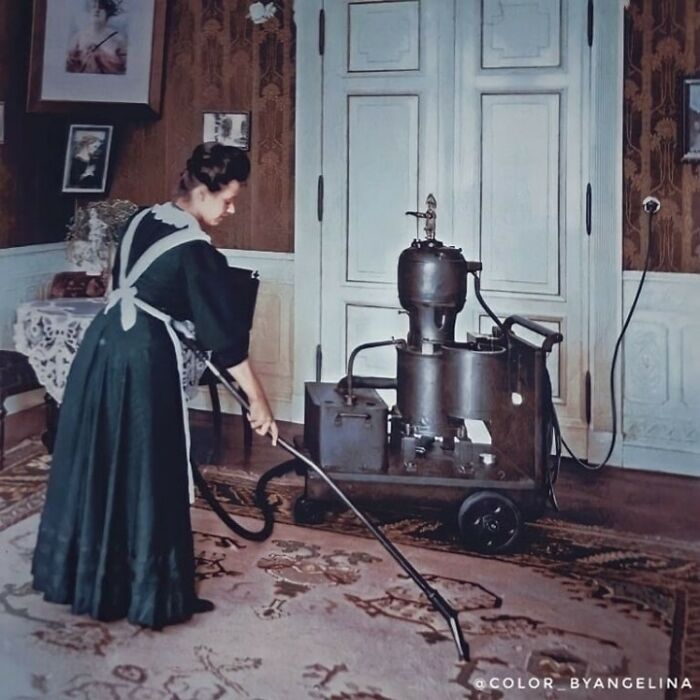 A Housemaid Cleaning A House Using One Of The First Domestic Vacuum Cleaners In 1906, The Siemens Dedusting Pump. It Was Released In 1906 And Weighed 150 Kg, Had An Upstream Filter, And Was Mounted On A Movable Sled