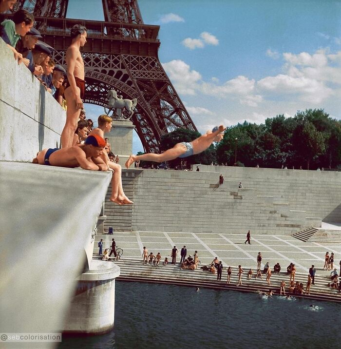 People Diving From The Pont D'iena Into The River Seine With The Eiffel Tower In The Background In Paris, France In 1945. Photograph Taken By Iconic French Photographer Robert Doisneau