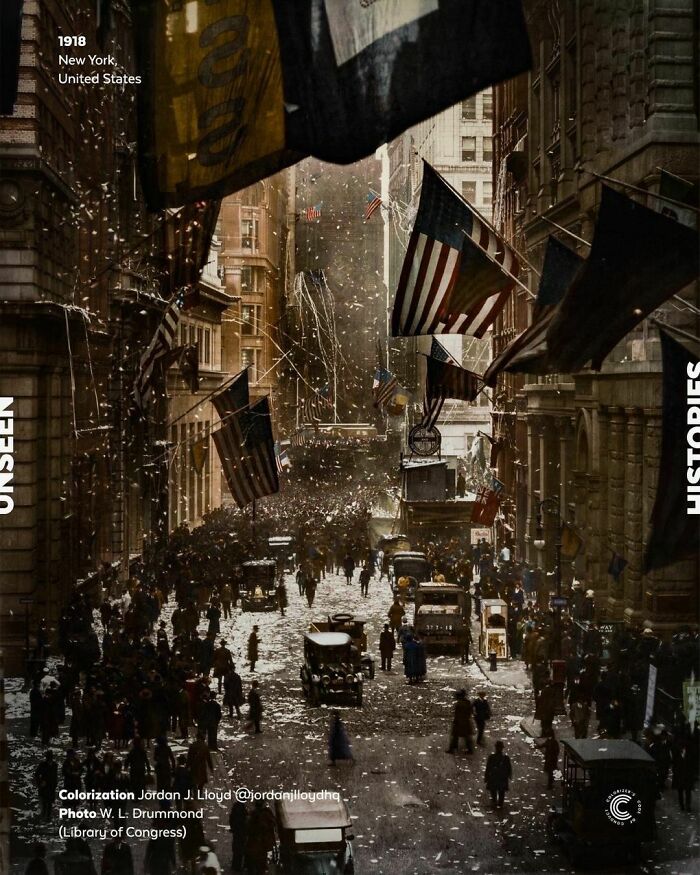 El 72 de Wall Street en Nueva York, fotografiado el 7 de noviembre de 1918, muestra a los ciudadanos celebrando el final de la Primera Guerra Mundial cuatro días antes de la declaración oficial, después de que la noticia de que se iba a firmar un armisticio se extendiera por toda la ciudad