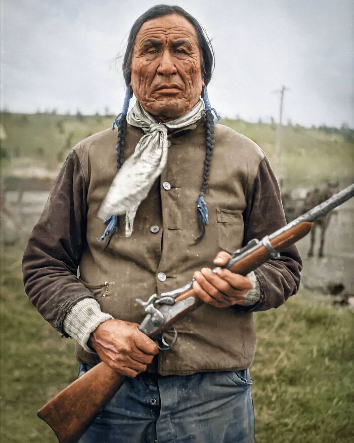 Pierna de Madera (Kâhamâxéveóhtáhe), fotografiado sosteniendo un rifle en la Reserva Cheyenne del Norte, Montana, en 1927