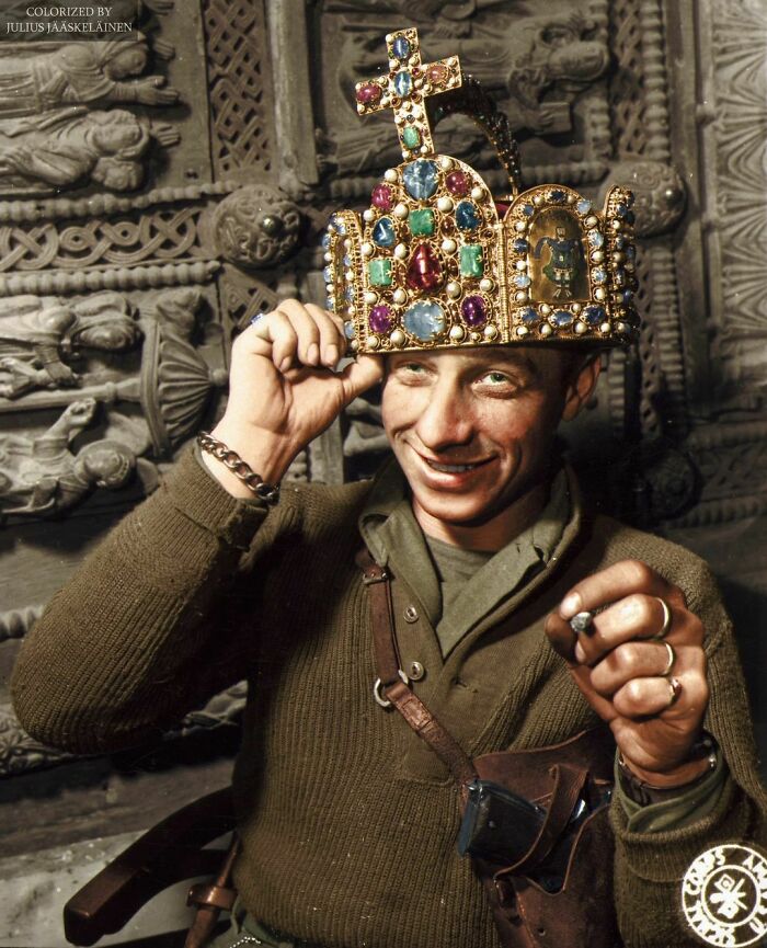 Us Army Soldier, Ivan Babcock Of The 165th Signal Photo Company Photographed Wearing The Crown Of The Holy Roman Empire In A Cave In Siegan, Germany On The 3 April 1945. The Cave, Which Was Captured By The Us Army, Was Used By The Germans To Store Valuable Works Of Art