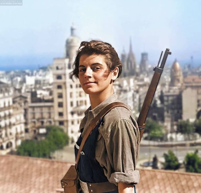 Fotografía icónica de la Guerra Civil española tomada por Juan Guzmán de Marina Ginestà, de 17 años, con un fusil Mauser español M1916 con vistas a Barcelona el 21 de julio de 1936 durante el levantamiento militar de 1936 en Barcelona