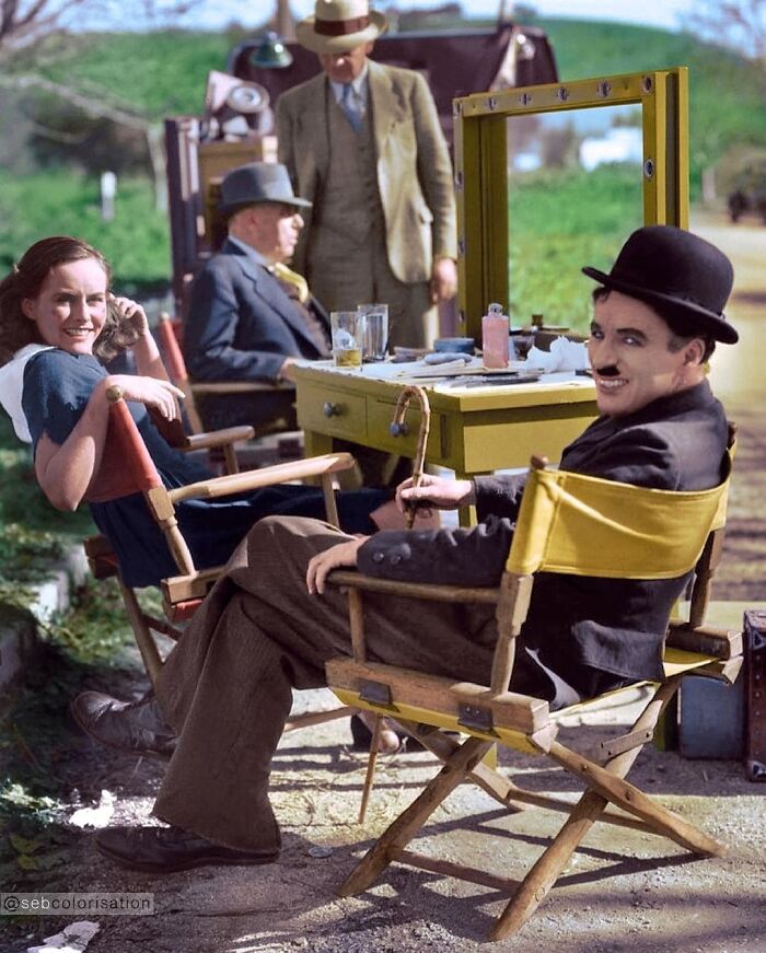 Paulette Goddard y Charlie Chaplin (vestido como su famoso personaje El Vagabundo) fotografiados en 1936 descansando en el plató de la película muda Tiempos Modernos