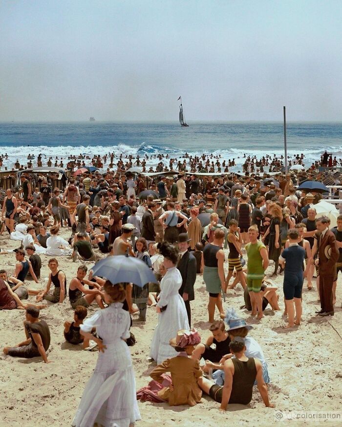 Una playa abarrotada en Atlantic City fotografiada en 1908
