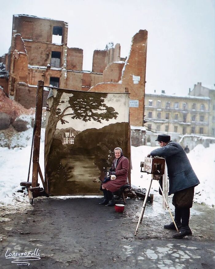 El fotógrafo Michael Nash utiliza un telón de fondo para ocultar los edificios dañados durante la Segunda Guerra Mundial mientras fotografía a una mujer en Varsovia, Polonia, en noviembre de 1946