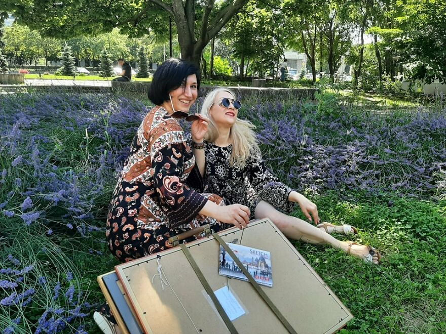 You Can Meet This Artist In Any Of The Cafes In Europe, She Sits With A Cup Of Coffee And Draws