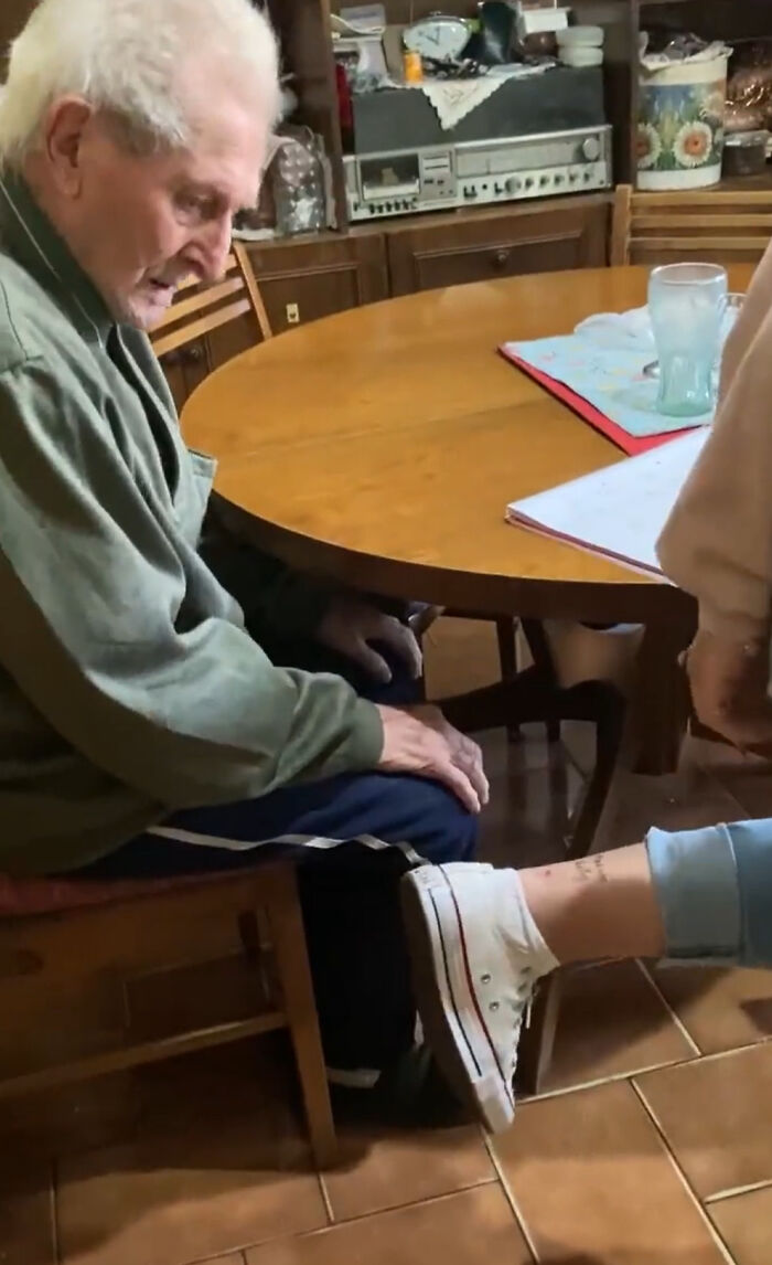 Grandparents' Emotional Reaction To This Girl's Tattoo Touched Many Social Media Users