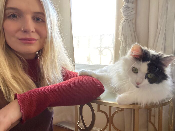 Woman Saves Almost $30K By Taking Care Of People's Cats While Traveling Woman Saves Almost $30K By Taking Care Of People's Cats While Traveling