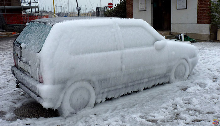 Esta persona congeló los coches de sus vecinos después de que ocuparan ilegalmente su aparcamiento