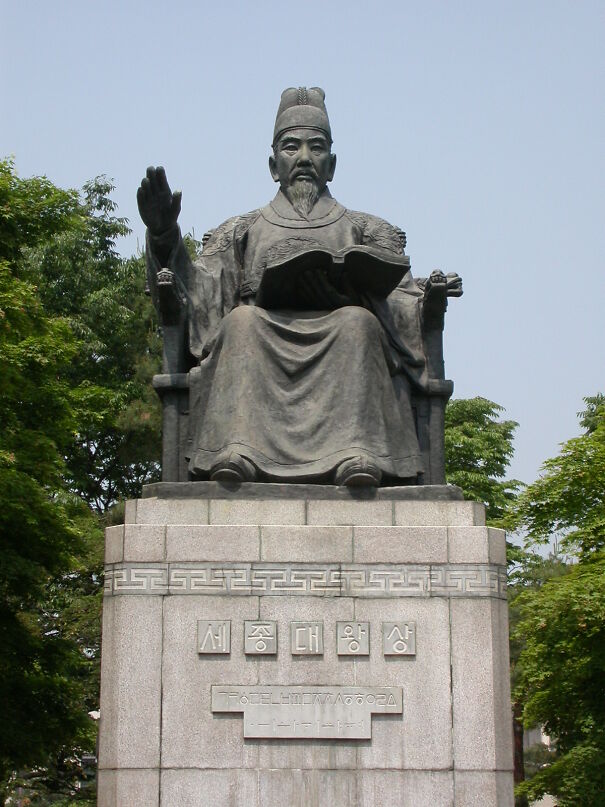 Sejong_the_Great_Bronze_statue_02-62a08bfeb3564.jpg