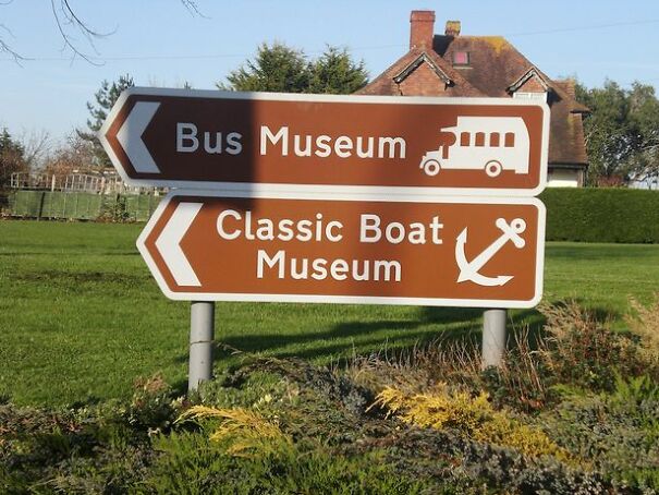 Sign_for_the_Isle_of_Wight_Bus_MuseumJPG.jpg