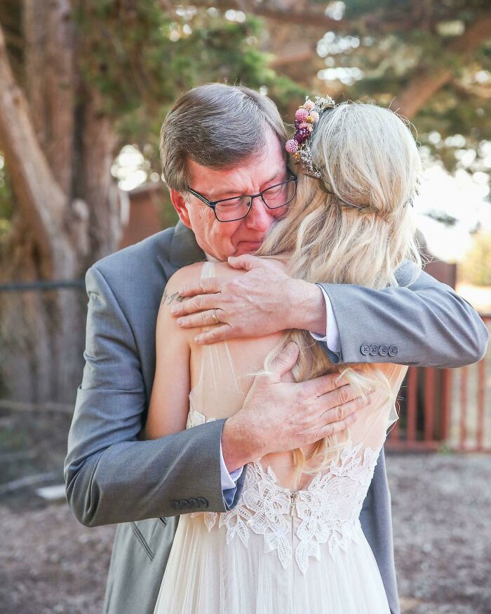 Last Minute My Wedding Photographer Suggested I Do First Look Photos With My Dad. I Think His Reaction Shows How Lucky I Am To Have Him As My Father