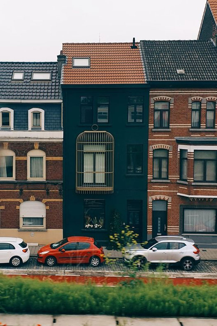 Visto Do Trem! Esta é Uma Casa Em Ghent, Bélgica. A gaiola foi claramente inspirada no pintor surrealista René Magritte