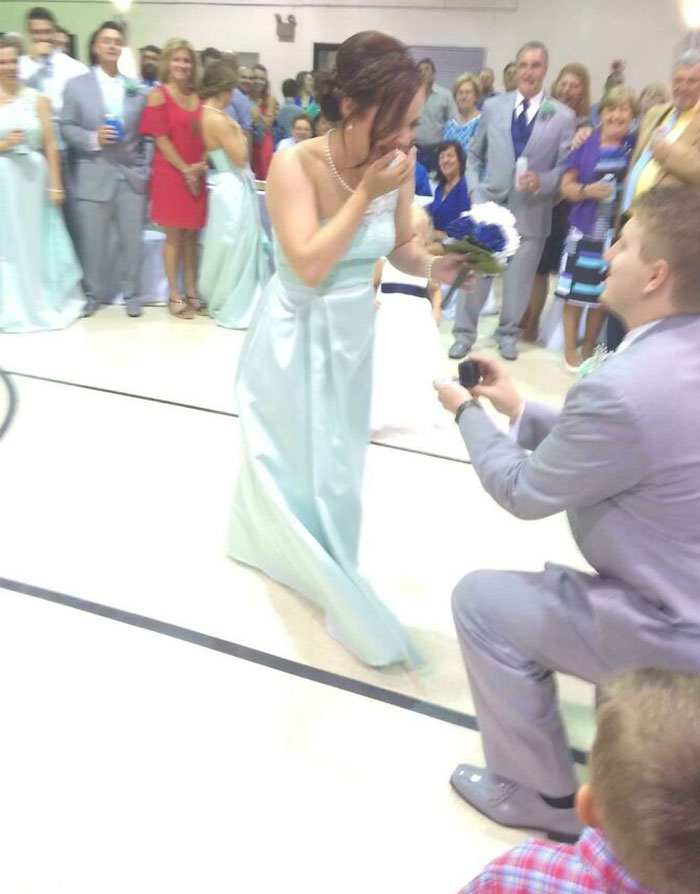El momento perfecto para proponer matrimonio (durante la boda de la amiga de la dama de honor)