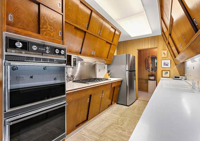 Una casa diseñada por un 'arquitecto' en 1960 viene con esta extraña cocina y se acaba de vender por 500 mil dólares en los suburbios de Chicago. Me preocuparía constantemente que los platos salieran disparados de esos armarios