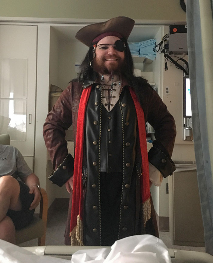 Me han amputado la pierna y mi hermano aparece en el hospital vestido de pirata
