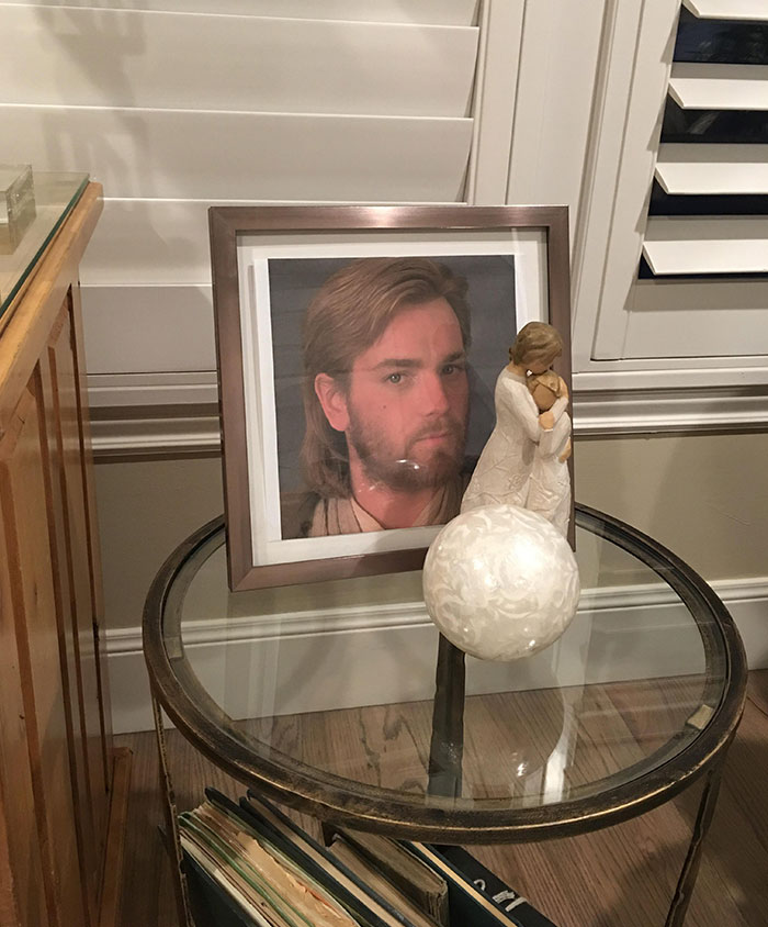 Un saludo a mi hermano por reemplazar una imagen de Jesús en la casa de mis padres con una imagen de Obi-Wan Kenobi interpretado por Ewan Mcgregor