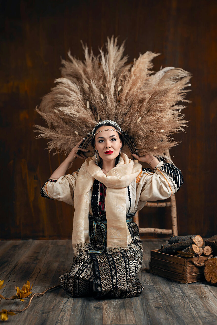 "Seasons - My Life As A Dream": A Celebration Of The Traditional Romanian Blouse, Ia (19 Pics) "Seasons - My Life As A Dream": A Celebration Of The Traditional Romanian Blouse, Ia (19 Pics)