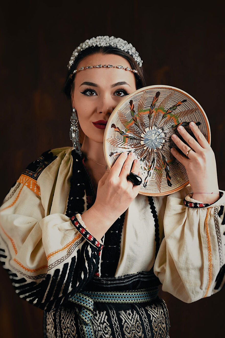 "Seasons - My Life As A Dream": A Celebration Of The Traditional Romanian Blouse, Ia (19 Pics) "Seasons - My Life As A Dream": A Celebration Of The Traditional Romanian Blouse, Ia (19 Pics)